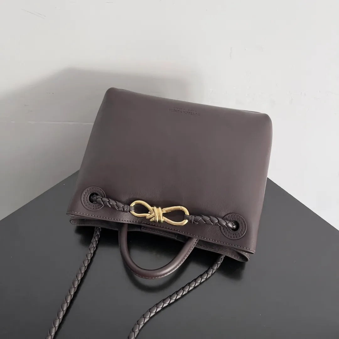 Batch 2160 BV The all-leather Andiamo is new, a very casual splayed buckle bag, which also means that its weight is very light, which greatly reduces our burden when going out for shopping. It can be carried cross-body, hand-held, or carried under the armpit. Taking into account the different backpacking habits of people, the simple design brings us more inspiration. Matched with various keychains and dolls, it will become the finishing touch in the outfit. Medieval style and modern style can also be perfectly blended🫧🫧 Style number: 810213 Size: 25*22*10.5cm